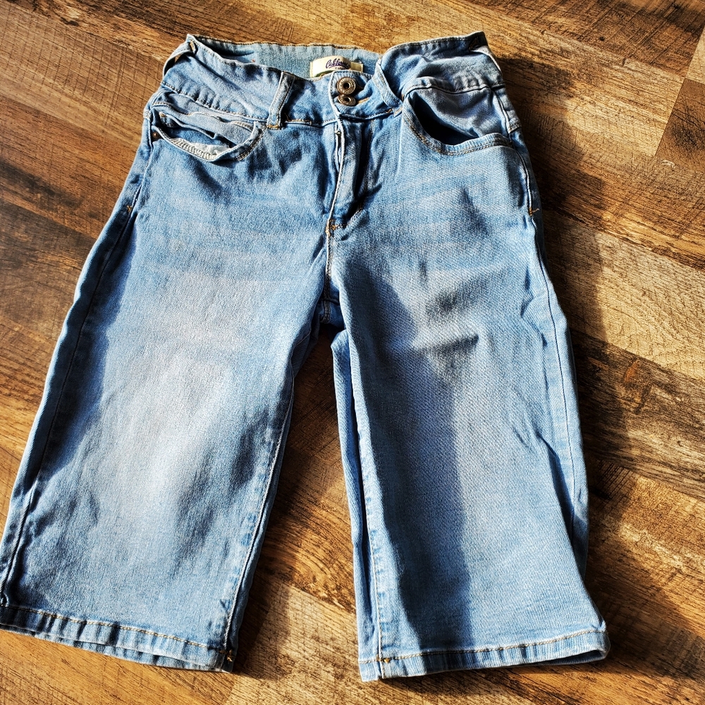 Gently Worn Ladies California Vintage Size 7 Denim Long Shorts
